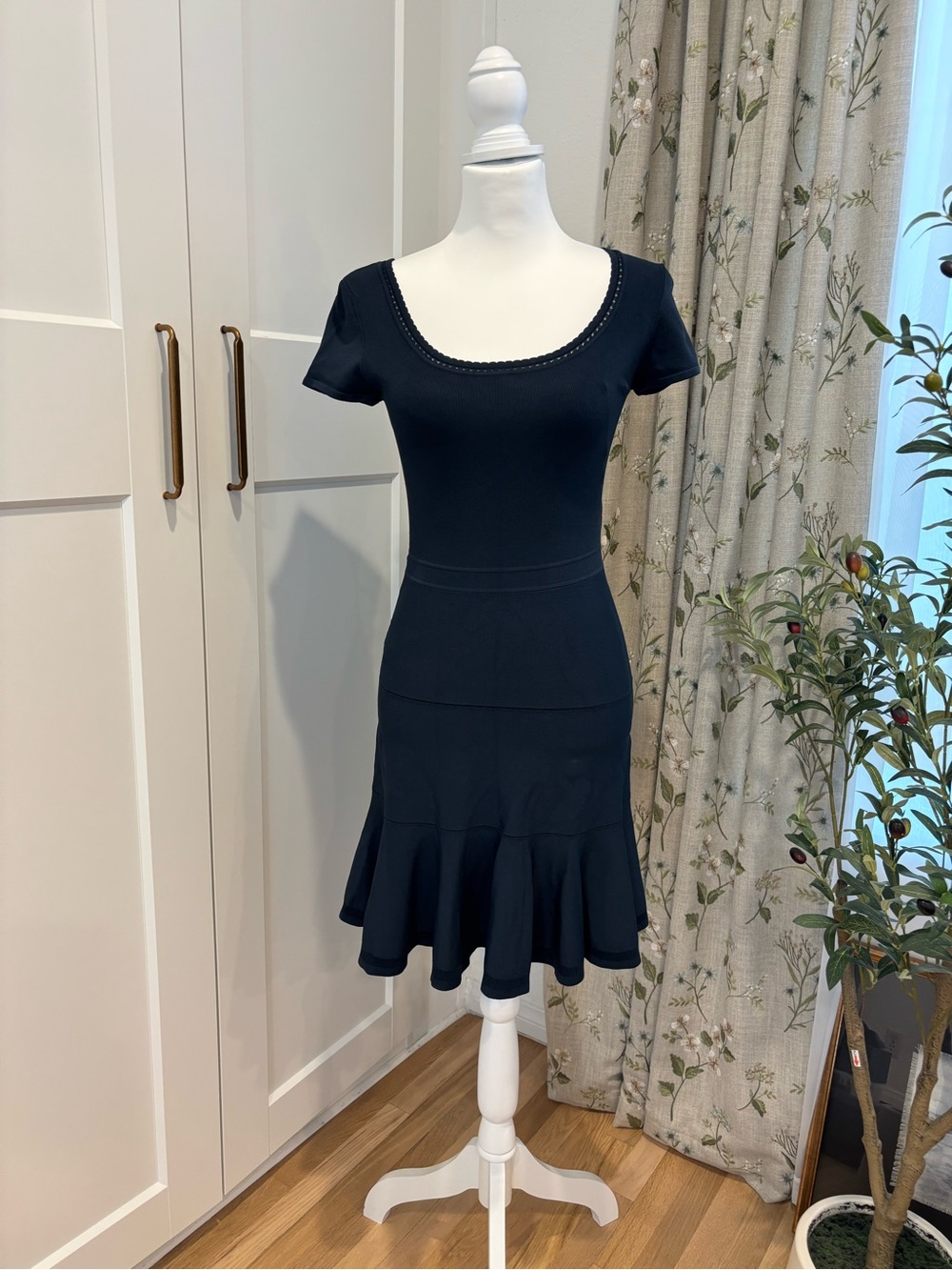 Diane Von Furstenberg Black Scoop-Neck Short Sleeve Mini Dress